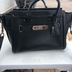 Coach hand bag medium size good condition 💕🔥